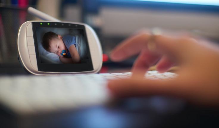 Le babyphone, incontournable pour surveiller bébé lorsqu’il dort dans une pièce isolée. Mais certains critères sont à prendre en compte avant de faire votre achat. Nos conseils.